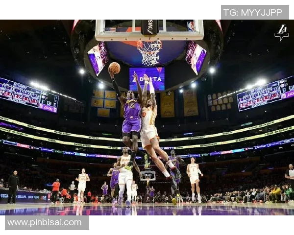 2018年NBA精彩对决老鹰队与湖人队的激烈比赛回顾与分析